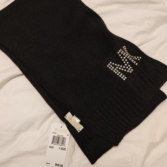 SOLD BNWT  MICHAEL KORS SCARF - Picture 2 of 4